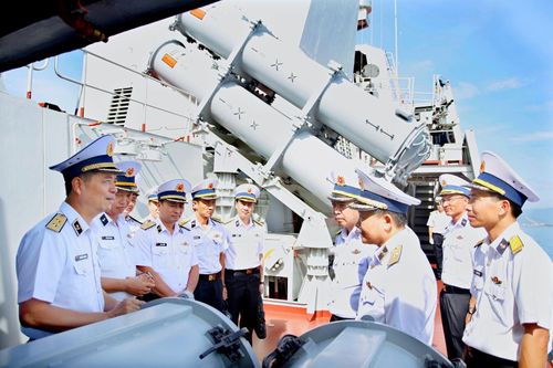 Phó Đô đốc Nguyễn An Phong, Bí thư Đảng ủy, Chính ủy Hải quân (người đứng hàng đầu bên trái ảnh) kiểm tra Vùng 4 Hải quân.