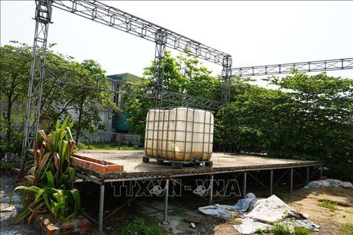 Chợ đêm hiện trong tình trạng bỏ hoang, một số hạng mục xuống cấp và hư hỏng; cỏ mọc um tùm, rác thải vương vãi. Ảnh: Tường Vi/TTXVN