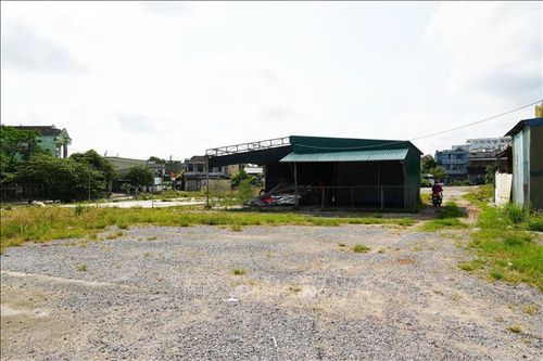 Dự án có tổng mức đầu tư 11,4 tỷ đồng, quy mô khoảng 13.000 m2 đất nay hoang hóa, cỏ mọc um tùm. Ảnh: Tường Vi/TTXVN