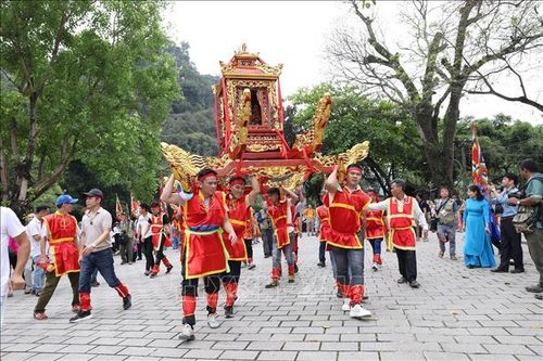 Lễ rước kiệu với màn kiệu xoay độc đáo tại Lễ hội Hoa Lư 2026. Ảnh: Đức Phương/TTXVN