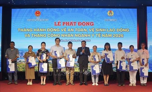 Trao quà cho các đoàn viên có hoàn cảnh khó khăn, mắc bệnh hiểm nghèo.