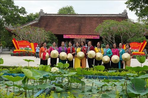 Du khách thích thú checkin với sen tại Khu di tích Kim Liên, xã Kim Liên.