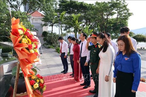 Đại biểu dâng hoa tưởng nhớ Bác tại khuôn viên Thư viện Đà Nẵng.