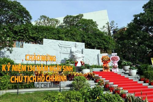 Khuôn viên tượng Bác Hồ tại Thư viện Đà Nẵng.