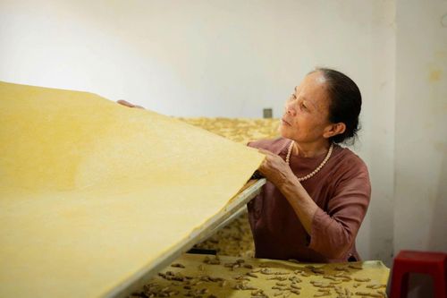 Sáng tạo mới trong nghề tơ tằm với kỹ thuật để tằm tự dệt thành những tấm vải độc đáo.