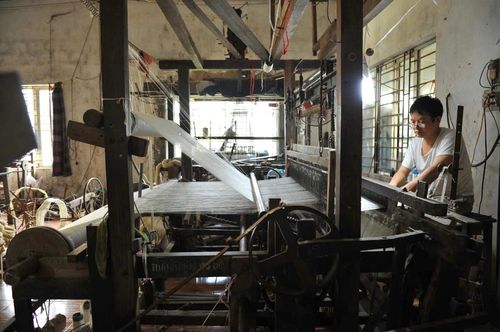 Nghề dệt truyền thống được con cháu trong gia đình tiếp tục gìn giữ và phát triển.
