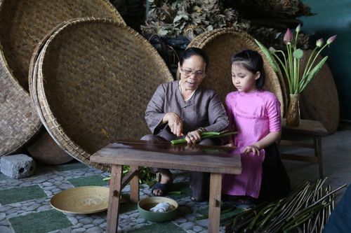 Nghệ nhân Phan Thị Thuận truyền dạy nghề dệt lụa cho thế hệ sau.