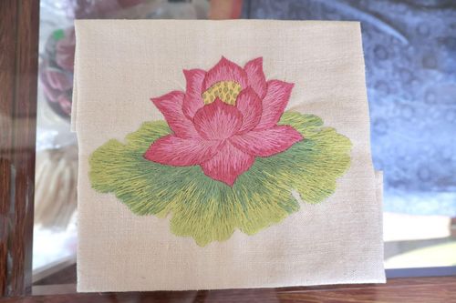 Chiếc khăn hình bông sen được dệt thủ công từ sợi tơ rút từ cuống sen.