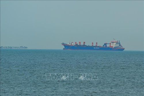 Tàu thương mại neo ngoài khơi Các tiểu vương quốc Arab thống nhất (UAE) trên eo biển Hormuz, ngày 2/3/2026. Ảnh: Anadolu Agency/TTXVN