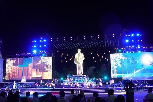 Chương trình nghệ thuật gồm 3 chương: “Sen nở đất quê”, “Dấu chân thời đại” và “Hương sắc trường tồn” ghi lại hành trình từ quê hương Làng Sen đến khát vọng độc lập dân tộc của Chủ tịch Hồ Chí Minh; Tinh thần đại đoàn kết và khát vọng phát triển đất nước trong thời đại mới.