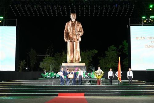 Ủy viên Bộ Chính trị, Giám đốc Học viện Chính trị quốc gia Hồ Chí Minh Đoàn Minh Huấn trao tặng Huân chương Lao động hạng Nhất cho Khu di tích Kim Liên.