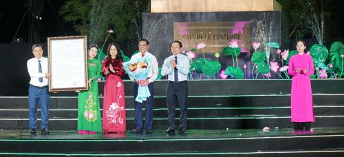 Phó Thủ tướng Chính phủ Lê Tiến Châu và đồng chí Lâm Thị Phương Thanh, Bộ trưởng Bộ Văn hóa, Thể thao và Du lịch trao Quyết định công nhận Khu du lịch quốc gia Kim Liên, tỉnh Nghệ An.