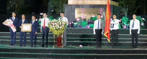 Thay mặt lãnh đạo Đảng, Nhà nước, Ủy viên Bộ Chính trị, Giám đốc Học viện Chính trị quốc gia Hồ Chí Minh Đoàn Minh Huấn trao tặng Huân chương Lao động hạng Nhất cho Khu di tích Kim Liên.