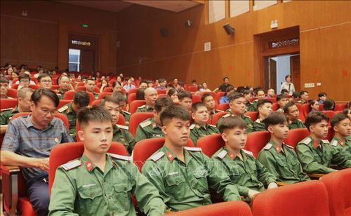 Đông đảo chiến sĩ và nhân dân tỉnh Cao Bằng đến xem chương trình.