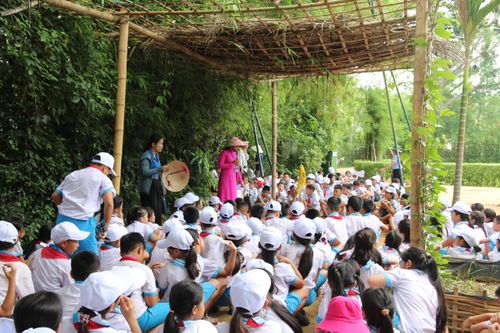 Bà Trần Thị Mỹ Hạnh - Giám đốc Sở Văn hóa, Thể thao và Du lịch tỉnh Nghệ An - cho biết, nhiều năm qua tỉnh Nghệ An luôn xác định việc bảo tồn, tôn tạo và phát huy giá trị Khu Di tích quốc gia Kim Liên là nhiệm vụ chính trị đặc biệt quan trọng. Tỉnh đã ban hành nhiều chủ trương, đề án và chương trình đầu tư nhằm xây dựng xã Kim Liên theo hướng phát triển văn hóa gắn với du lịch, trong đó Khu Di tích quốc gia Kim Liên được xác định là hạt nhân trung tâm, là địa chỉ đỏ có ý nghĩa đặc biệt về lịch sử, văn hóa, chính trị và tinh thần. Tỉnh không chỉ tập trung bảo tồn nguyên trạng các di tích gốc, mà còn chú trọng mở rộng không gian văn hóa Hồ Chí Minh; đầu tư hệ thống hạ tầng giao thông, cảnh quan, thiết chế phục vụ du lịch; kết nối các điểm đến. Sau nhiều năm nỗ lực đầu tư, hoàn thiện hạ tầng và nâng cao chất lượng quản lý, khai thác du lịch, Bộ Văn hóa, Thể thao và Du lịch vừa có quyết định công nhận Khu Du lịch quốc gia Kim Liên đối với Khu Di tích quốc gia Kim Liên.