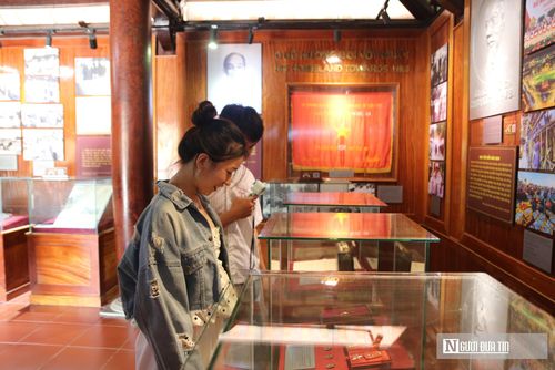 Tháng 5, về quê Bác không chỉ để tri ân. Mỗi người đến đây như được "soi mình" trong tấm gương giản dị, liêm khiết và vị tha của một con người vĩ đại. Để từ đó sống tử tế hơn, trách nhiệm hơn và biết ơn hơn với những điều nhỏ bé quanh mình.