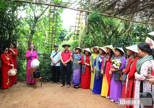 “Đây là lần đầu tiên về thăm quê hương Bác Hồ, trong tôi cảm thấy bồi hồi. Khi nghe hướng dẫn viên kể về những câu chuyện xúc động, tôi không kìm nén được cảm xúc. Những hiện vật giản dị và thô sơ cảm giác rất thân thuộc. Tôi cảm ơn Khu di tích lịch sử quốc gia Kim Liên đã giữ gìn, tôn tạo, phục dựng và mở rộng Khu di tích lịch sử quốc gia Kim Liên, để những người dân ở khắp mọi miền đất nước như tôi, có một quê chung thân thương mà trở về”, Nguyễn Quốc Khánh trú ở tỉnh Lâm Đồng cho biết