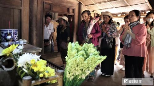 Đến quê Bác, mỗi người mang một nỗi niềm, cảm xúc riêng nhưng tất cả đều có chung một tấm lòng của sự ngưỡng vọng, tri ân, tưởng nhớ đến công lao trời biển của Chủ tịch Hồ Chí Minh – vị lãnh tụ kính yêu của dân tộc, danh nhân văn hóa thế giới. Người dân thành kính dâng hương, dâng hoa tưởng nhớ Bác và người thân của Bác trước bàn thờ gia tiên trong căn nhà của cụ Phó bảng Nguyễn Sinh Sắc (thân sinh Bác Hồ). Nhiều người xúc động khi tận mắt chứng kiến nơi Bác Hồ cất tiếng khóc chào đời và trải qua những năm tháng tuổi thơ.