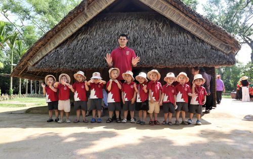 Theo đại diện Ban quản lý Khu di tích Quốc gia đặc biệt Kim Liên, nhân dịp kỷ niệm 136 năm ngày sinh Chủ tịch Hồ Chí Minh, mỗi ngày Khu di tích đón hàng trăm đoàn khách từ mọi miền Tổ Quốc về để bày tỏ lòng thành kính, tri ân vị lãnh tụ kính yêu. Đơn vị đang chủ động chuẩn bị kỹ lưỡng các điều kiện phục vụ, nâng cao chất lượng công tác đón tiếp, hướng dẫn để mỗi hành trình về quê Bác trở thành một trải nghiệm ý nghĩa, thiêng liêng đối với du khách.