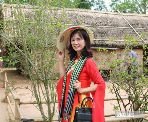 Trong dòng người đó có bà Nguyễn Thanh Thủy, SN 1969, trú ở tỉnh Lào Cai. Dịp này, bà cùng đồng nghiệp của mình về thăm quê nội của Bác Hồ. “Tôi tự hào khi sinh ra ở mảnh đất ở Nghệ An. Sau đó, tôi theo bố mẹ ra Lào Cai học tập và sinh sống. Đây là lần thứ 2 tôi về thăm khu di tích Quốc gia đặc biệt Kim Liên. Về thăm quê hương Bác Hồ lần nào cũng xúc động, bồi hồi. Ngôi nhà tranh đơn sơ, những đồ vật thân thương, gần gũi của gia đình Bác đang được lưu giữ nguyên vẹn. Qua những câu chuyện các thuyết minh kể, nỗi nhớ thương và niềm kính phục lại dâng tràn, không kìm nén được cảm xúc”, bà Thủy chia sẻ.
