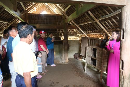 Những câu chuyện về cuộc đời, quê hương Bác trở nên sinh động qua chất giọng Nghệ đặc trưng truyền cảm của nữ thuyết minh. “Tôi về quê hương Bác Hồ nhiều lần rồi, nhưng lần nào trong tôi cũng bồi hồi xúc động. Quê hương Bác Hồ là chốn thiêng liêng nhưng gần gũi. Tôi cảm nhận được sự giản dị nhưng sâu sắc của vị lãnh tụ vĩ đại của nhân dân Việt Nam. Về đây, tôi luôn nhắc mình và con cháu phải sống xứng đáng niềm tin của Bác và trở thành người có ích cho xã hội”, ông Nguyễn Văn Nam, SN 1959, trú tại TP.Hà Nội chia sẻ.