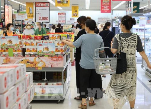 Người tiêu dùng mua sắm tại một đại lý bán lẻ ở Seoul, Hàn Quốc. Ảnh: Yonhap/TTXVN 