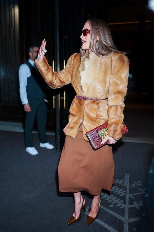 Giọng ca On the Floor diện outfit tông nâu sang trọng gồm áo khoác lông thắt eo kết hợp chân váy midi đồng màu.