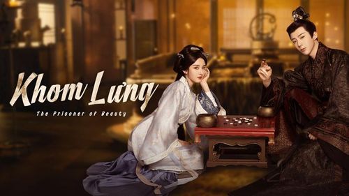 Khom Lưng thu hút khán giả nhờ chuyện tình liên hôn chính trị đầy kịch tính giữa Tiểu Kiều và Ngụy Thiệu. Ban đầu, cuộc hôn nhân của họ chỉ là sự ràng buộc giữa hai gia tộc vốn mang thù hận sâu nặng. Tuy nhiên, càng về sau, phim càng cho thấy sự thay đổi trong cảm xúc của cả hai nhân vật khi họ dần thấu hiểu và tin tưởng nhau. Xen giữa chuyện tình cảm là các màn quyền đấu, chiến tranh và tranh đoạt thế lực, giúp bộ phim duy trì tiết tấu hấp dẫn thay vì chỉ tập trung vào yếu tố ngôn tình đơn thuần.