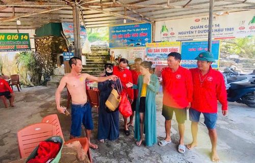 Tổ CNCH và sơ cấp cứu biển Sầm Sơn Kịp thời giải cứu 2 du khách bị mắc kẹt do thủy triều dâng