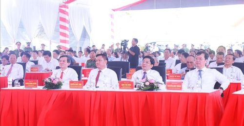 Các đại biểu tham dự lễ khởi công. Ảnh: Mai Liễu