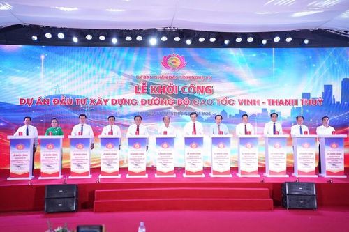 Các đồng chí lãnh đạo, nguyên lãnh đạo Đảng, Nhà nước và tỉnh Nghệ An thực hiện nghi thức khởi công Dự án đầu tư xây dựng đường bộ cao tốc Vinh - Thanh Thủy. Ảnh: Mai Liễu