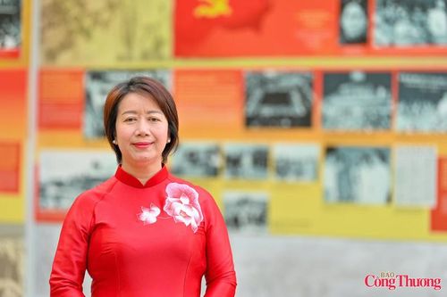 Bà Cù Thị Minh - Phó Giám đốc Khu Di tích Chủ tịch Hồ Chí Minh tại Phủ Chủ tịch trao đổi với Báo Công Thương về công tác bảo tồn, giữ gìn và phát huy những giá trị tư tưởng, đạo đức và phong cách Chủ tịch Hồ Chí Minh.