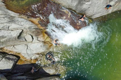 Từ trên cao, dòng nước trắng bạc len qua các tầng đá phủ rêu xanh rồi đổ xuống khe sâu, tạo nên khung cảnh hoang sơ, hùng vĩ. Nhiều du khách không giấu được sự thích thú khi lần đầu đặt chân tới đây.