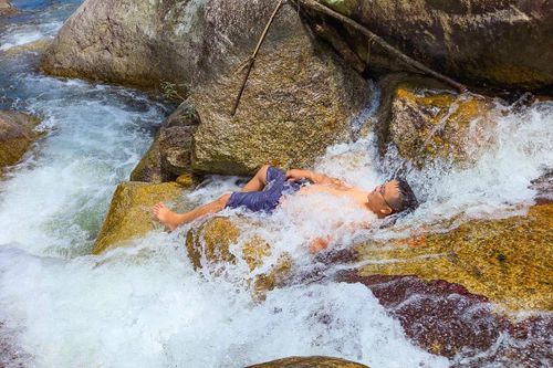 “Không khí ở đây rất dễ chịu, nước mát lạnh và trong veo. Giữa thời tiết nắng nóng thế này, được vào rừng tắm thác cảm giác rất thư giãn”, anh Trần Văn Cương, du khách đến từ phường Sầm Sơn ,chia sẻ.