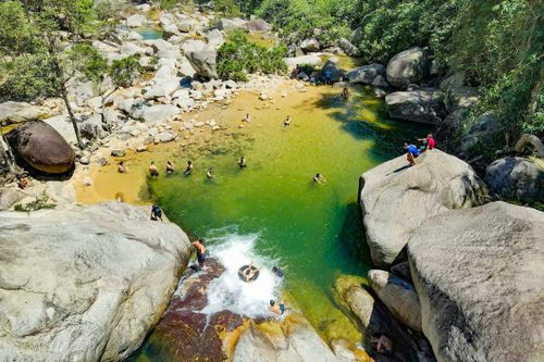 Tiếng suối chảy róc rách hòa cùng nhịp sống chậm rãi của người dân bản địa càng khiến vùng cao nơi đây thêm cuốn hút. Giữa cái oi nóng của mùa hè xứ Thanh, vẻ đẹp nguyên sơ của núi rừng, tiếng thác đổ vang vọng cùng bầu không khí trong lành đang biến thác Ma Hao thành điểm hẹn hấp dẫn cho những ai muốn tìm một khoảng bình yên, thư giãn giữa thiên nhiên.