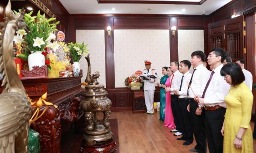 Các đại biểu dâng hương tưởng niệm Hồ Chủ tịch tại Nhà truyền thống Khu lưu niệm.