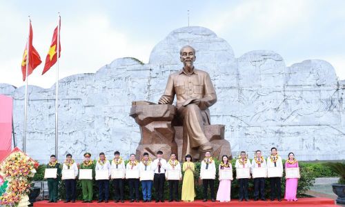 Các tập thể điển hình trong học tập và làm theo Bác được tuyên dương tại chương trình.