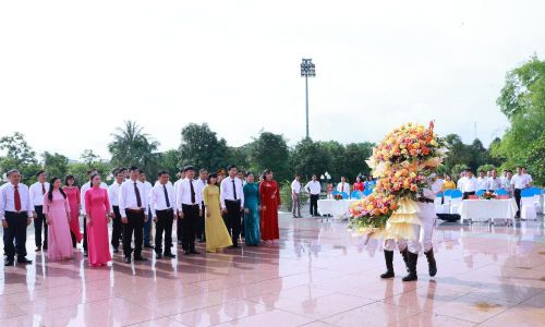 Các đại biểu thực hiện nghi lễ dâng hoa trước tượng đài Chủ tịch Hồ Chí Minh.