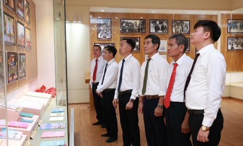 Các đại biểu tìm hiểu thông tin về Bác tại Nhà truyền thống Khu lưu niệm.