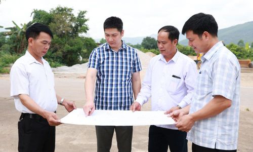Đồng chí Nguyễn Trọng Tân, Phó Chủ tịch HĐND xã Lục Sơn (thứ hai từ trái sang) giám sát việc niêm yết diện tích đất của các hộ dân thôn Rừng Long.