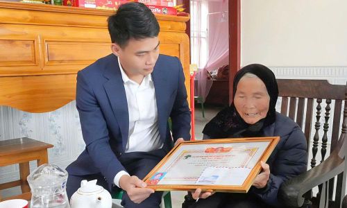 Đồng chí Lục Xuân An, Chủ tịch UBND xã Sơn Động thăm hỏi, động viên người cao tuổi trên địa bàn.