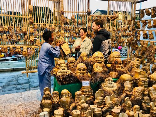Một số nghệ nhân ở Hội An đề xuất sớm hình thành không gian trình diễn nghề truyền thống để thúc đẩy đổi mới sáng tạo trên nền tảng di sản. Ảnh: QUỐC TUẤN