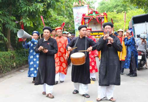 Đông đảo người dân và du khách cùng tham gia lễ hội. Ảnh: NGỌC QUỐC