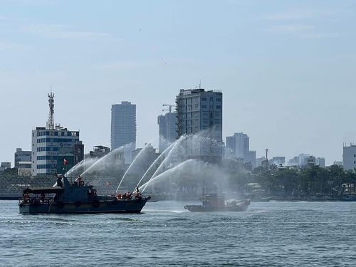 Bộ đội Biên phòng thành phố diễn tập cứu hộ, cứu nạn trên biển. Ảnh: ĐVCC