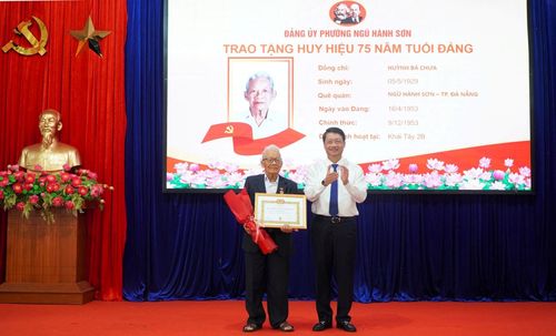 Phó Bí thư Thành ủy Ngô Xuân Thắng trao Huy hiệu 75 năm tuổi Đảng cho đảng viên Huỳnh Bá Chưa (Chi bộ Khái Tây 2B, Đảng bộ phường Ngũ Hành Sơn). Ảnh: VINH ANH