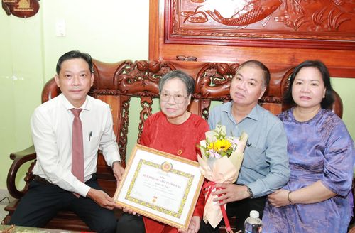 Đại diện lãnh đạo Đảng ủy phường Thanh Khê trao Huy hiệu 60 năm tuổi Đảng cho đảng viên Nguyễn Thị Dung. Ảnh: ĐẮC MẠNH