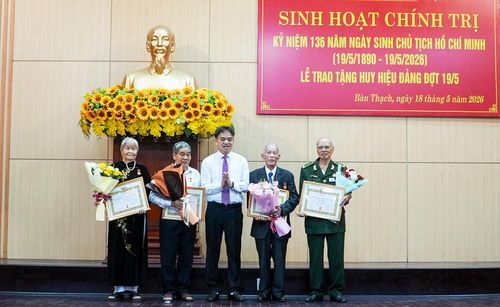 Bí thư Đảng ủy phường Bàn Thạch Nguyễn Duy Ân trao Huy hiệu 60 năm tuổi Đảng cho các đảng viên. Ảnh: HỒ QUÂN
