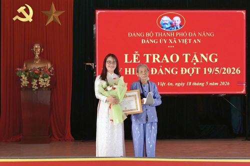 Lãnh đạo Đảng ủy xã Việt An trao Huy hiệu 60 năm tuổi Đảng cho đảng viên. Ảnh: MỸ LINH