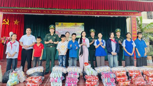 Đồn Biên phòng Nậm Nhừ trao quà của nhà hảo tâm cho học sinh Trường PTDTBT Tiểu học và THCS Nậm Nhừ với tổng trị giá hơn 150 triệu đồng.