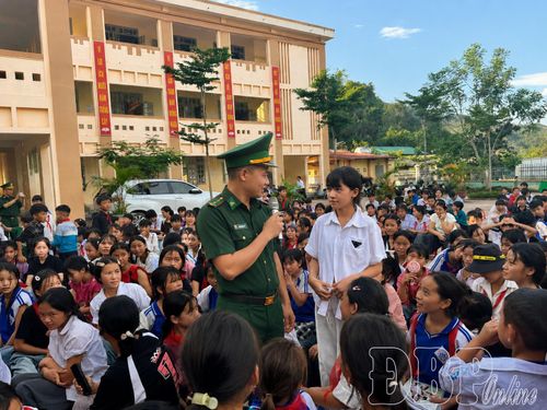 Cán bộ, chiến sĩ Đồn Biên phòng Nậm Nhừ giáo dục truyền thống cách mạng, bồi đắp lòng yêu nước, niềm tự hào dân tộc cho thiếu niên nhi đồng nơi biên giới.